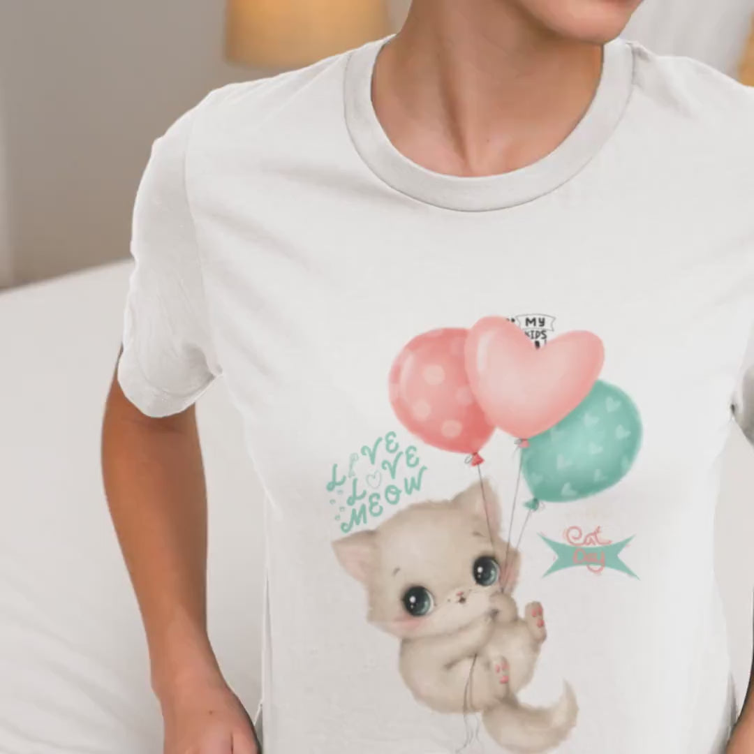 T-shirt Adorable Cat Lover Tee Cute Kitten with Balloons Design, Perfect for Cat Enthusiasts, Birthday, Gifts, Animal Lovers, Everyday Wear